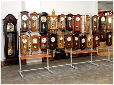 Stoisko z zegarami, wystawa zegarów mechanicznych